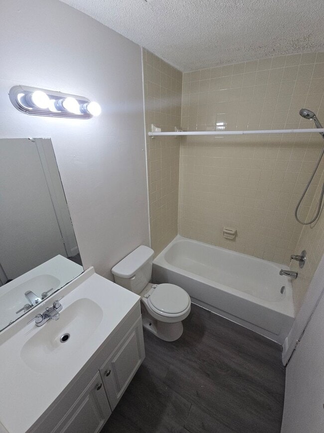 Building Photo - 2-Bedroom, 2-Bathroom Condo in Land O' Lakes