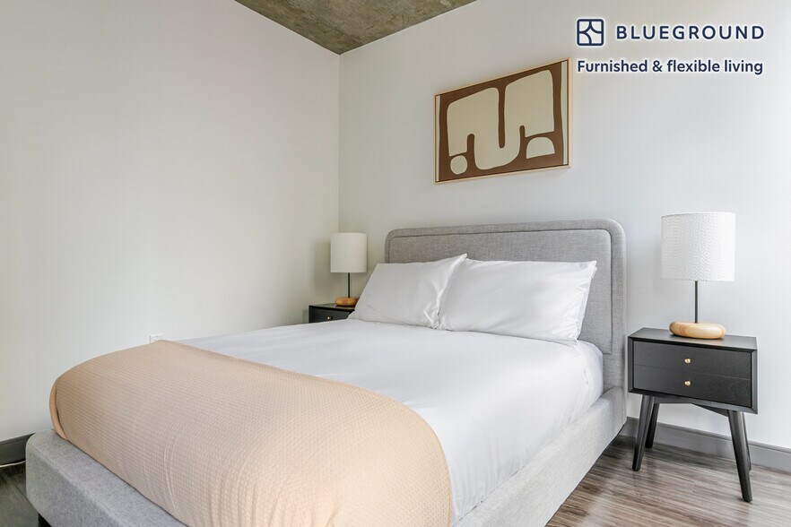 Building Photo - 215 W Lake St