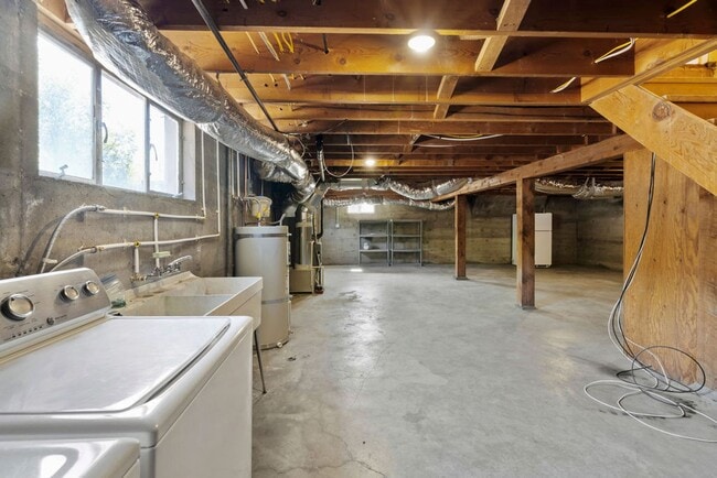 Building Photo - Newly Renovated 2 BD Brick Bungalow in Riverwalk District!