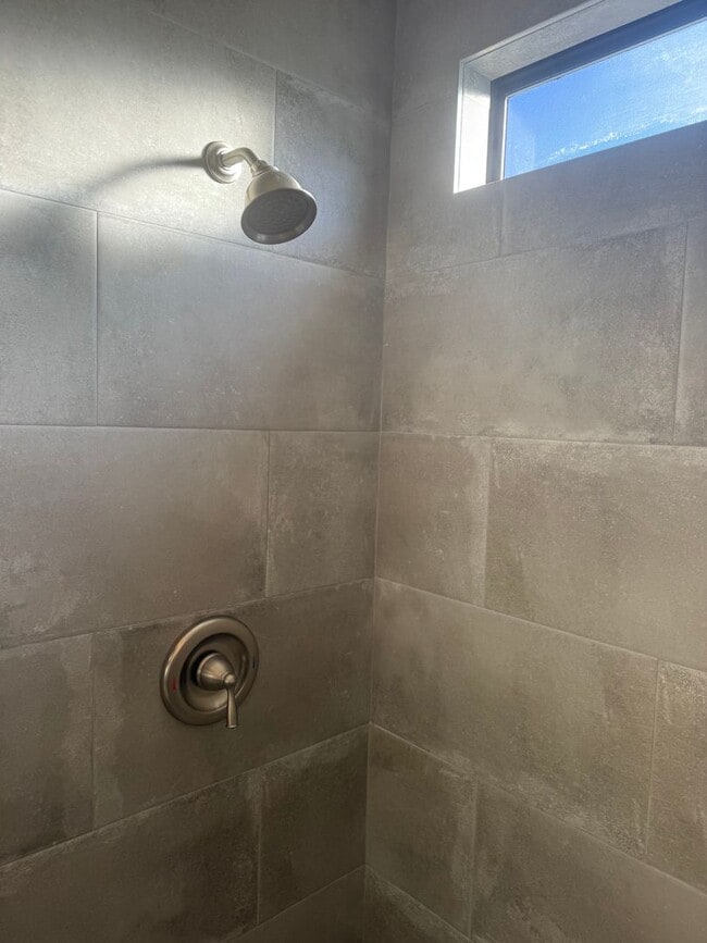 Building Photo - Upgraded Townhome For Rent in Central Live Oak Location