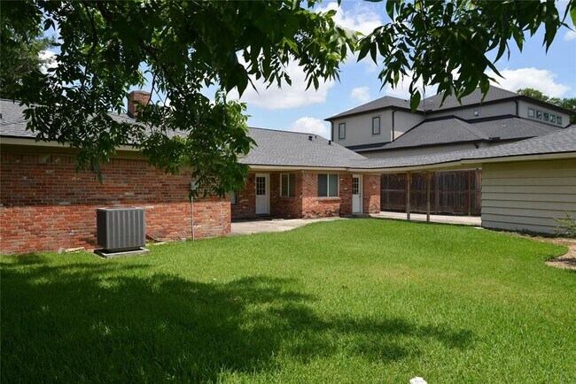 Building Photo - 10307 Cedarhurst Dr