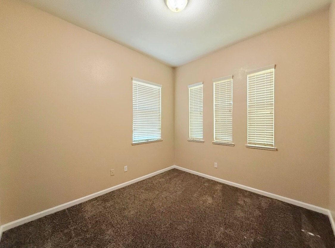 Building Photo - 405 Hearst Dr