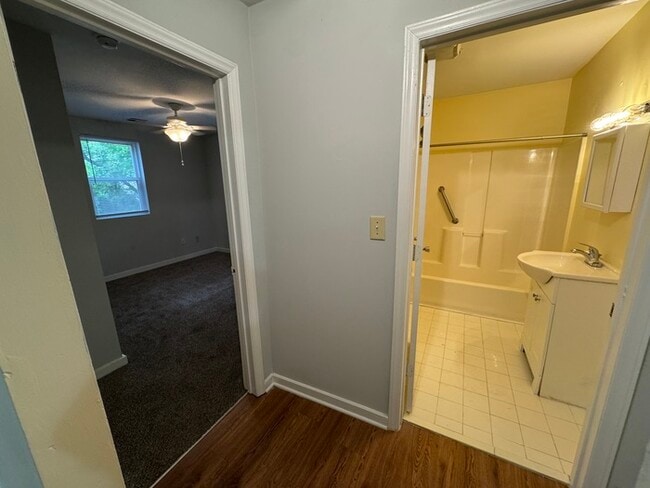 Building Photo - Description: Adorable one bedroom on secon...