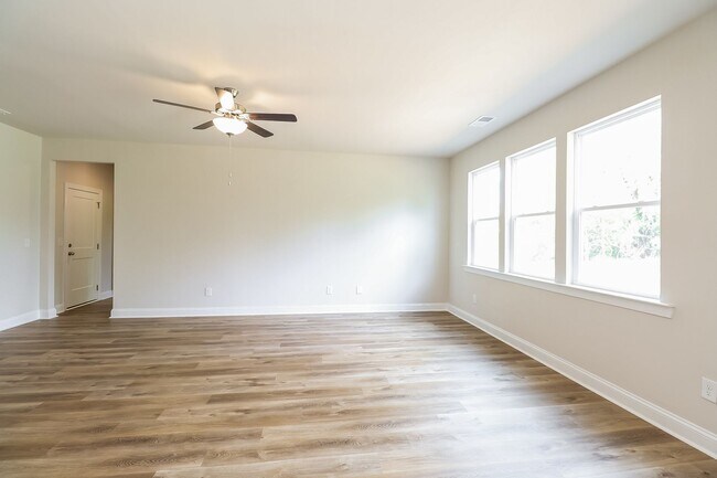 Building Photo - Beautiful 4BR 2.5BA Home w/ Full Appliance Kitchen • Garage Parking •