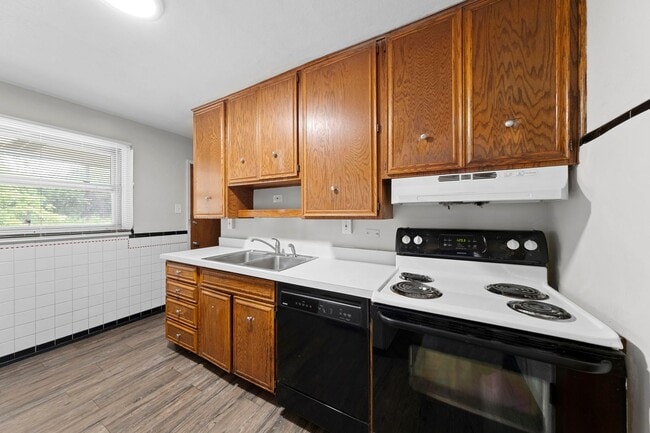 Building Photo - 2 bedroom Single Family Home with Fenced i...