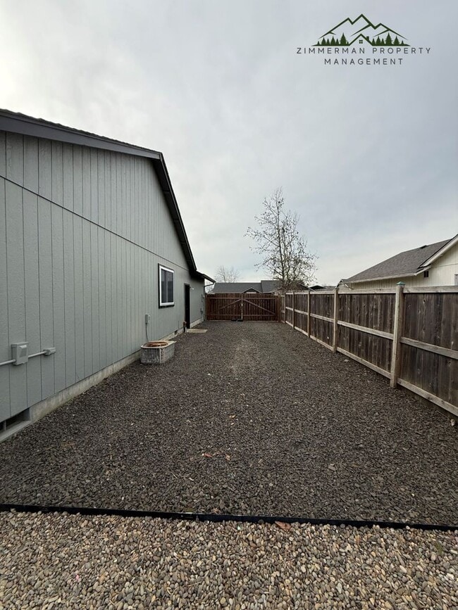 Building Photo - 3-bedroom, 2-bathroom home located in the heart of Harrisburg