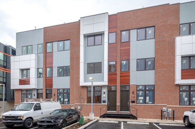 Building Photo - Northern Liberties Townhome with Parking