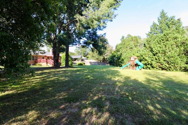 Building Photo - 549 Pringle Dr