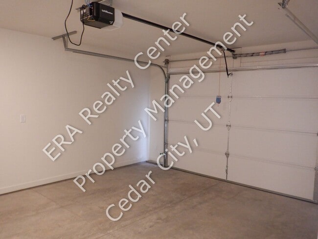 Building Photo - Move-in Bonus! - 3 bedroom - 2 Bath - Single Level Twin Home