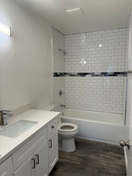 Building Photo - 966 W 11th St