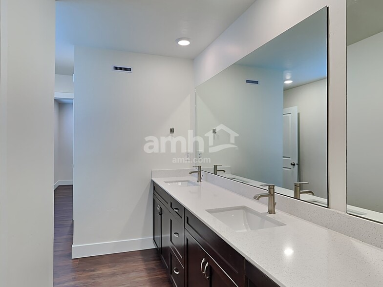 Building Photo - 1366 N Barkvine Ave