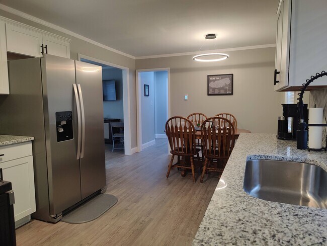 Building Photo - 220 E Hendron Chapel Rd