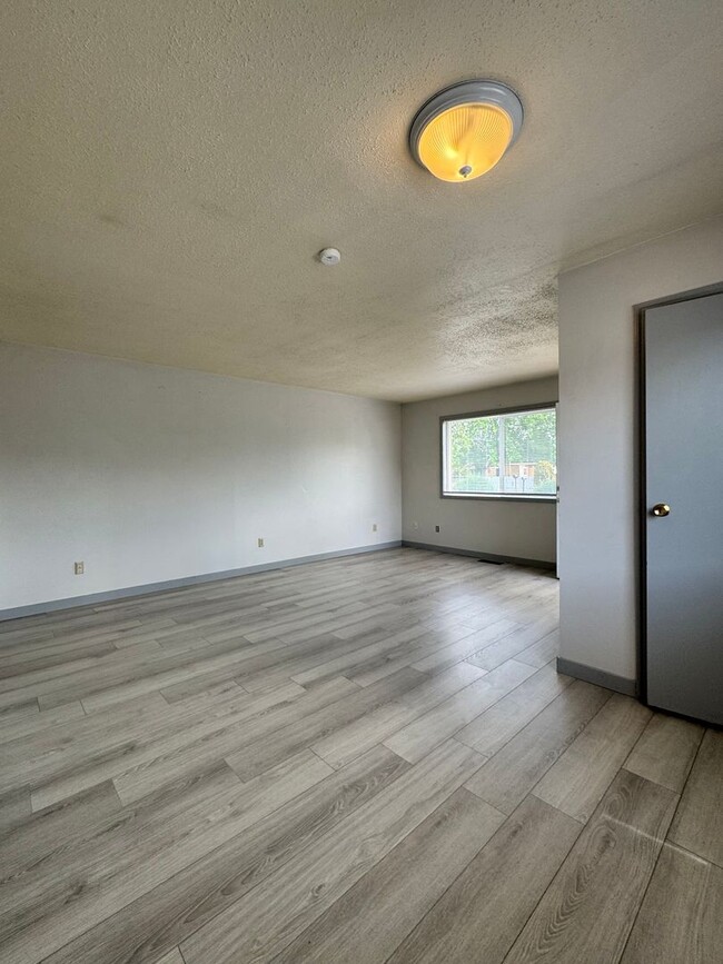 Building Photo - d1606