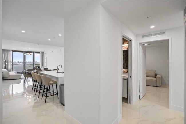 Building Photo - 700 NE 24th St