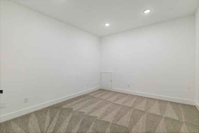 Building Photo - 8127 Fenway Hts Dr