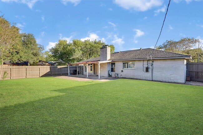 Building Photo - 8802 Tanager St