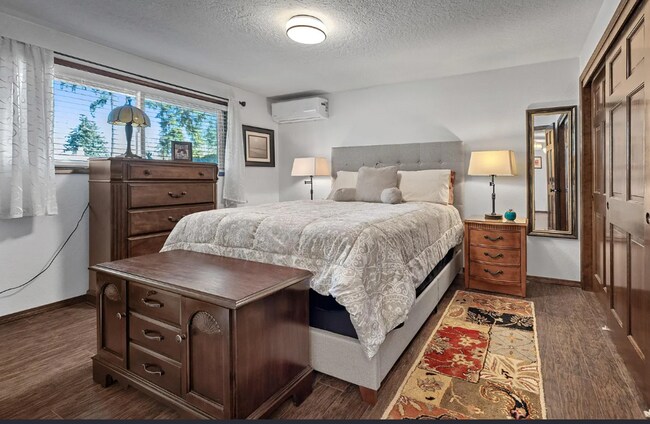 Building Photo - Charming Mid-Century Modern Ranch Home, 2 Bedroom 2 Bathroom, Lots Of Natural Lighting!