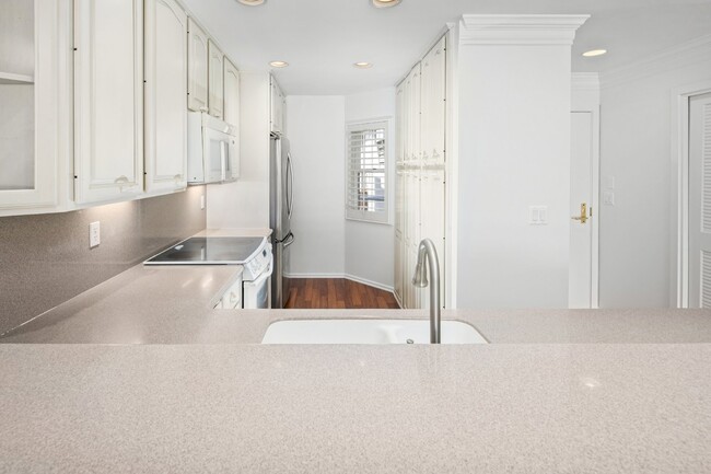 Building Photo - Exquisite Ocean View 2 Bed Townhome: Luxur...