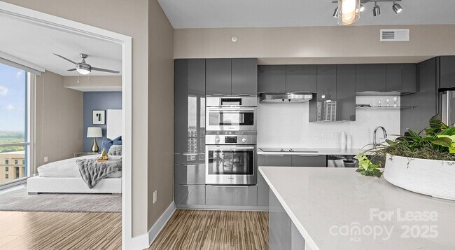 Building Photo - 225 S Poplar St