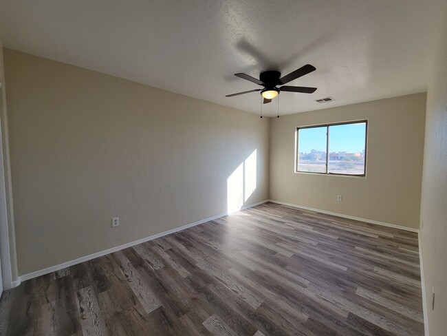 Building Photo - 3 BEDROOM 2 BATH 2 STORY HOME 4 PLEX END  UNIT A FREE RENT OAC