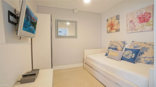 Building Photo - 2 br, 1 bath Condo - 5005 Collins Ave Apt 922