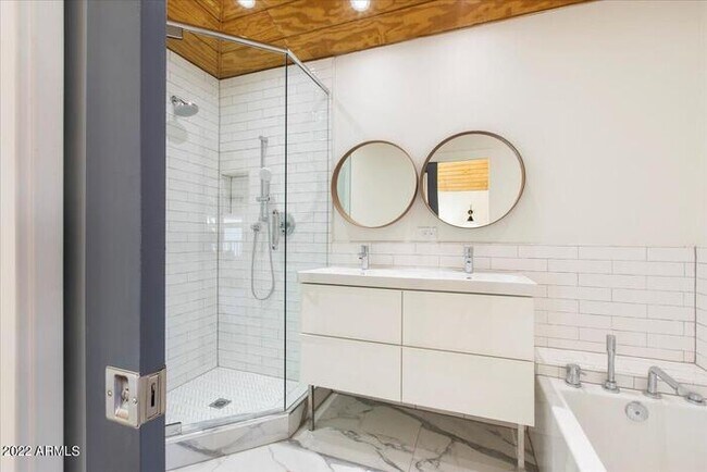 Building Photo - Luxury Living in Roosevelt Historic District!