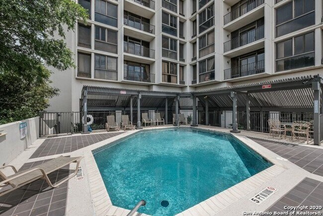 Building Photo - AMAZING STUDIO APARTMENT Near Medical Center w/ COMMUNITY POOL!