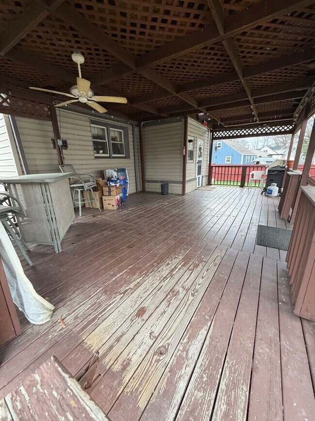 Building Photo - Spacious 4BR in a Quiet, Private Pocket