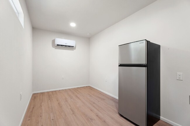 Building Photo - ALL BILLS PAID: Efficiency Studio Apartmen...