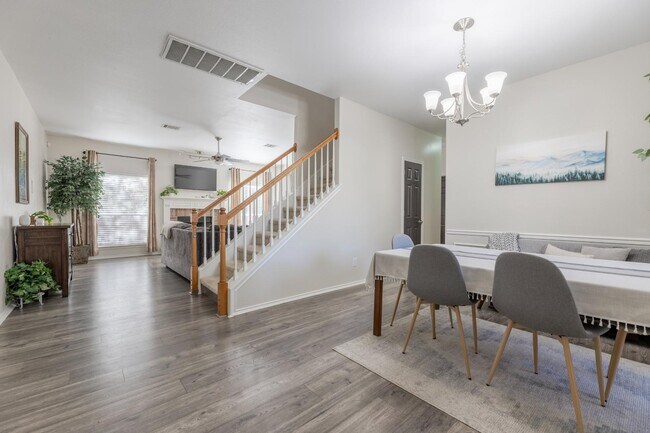 Building Photo - 9026 Hilltop Crossing Dr