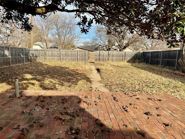 Building Photo - 1013 W 3rd St