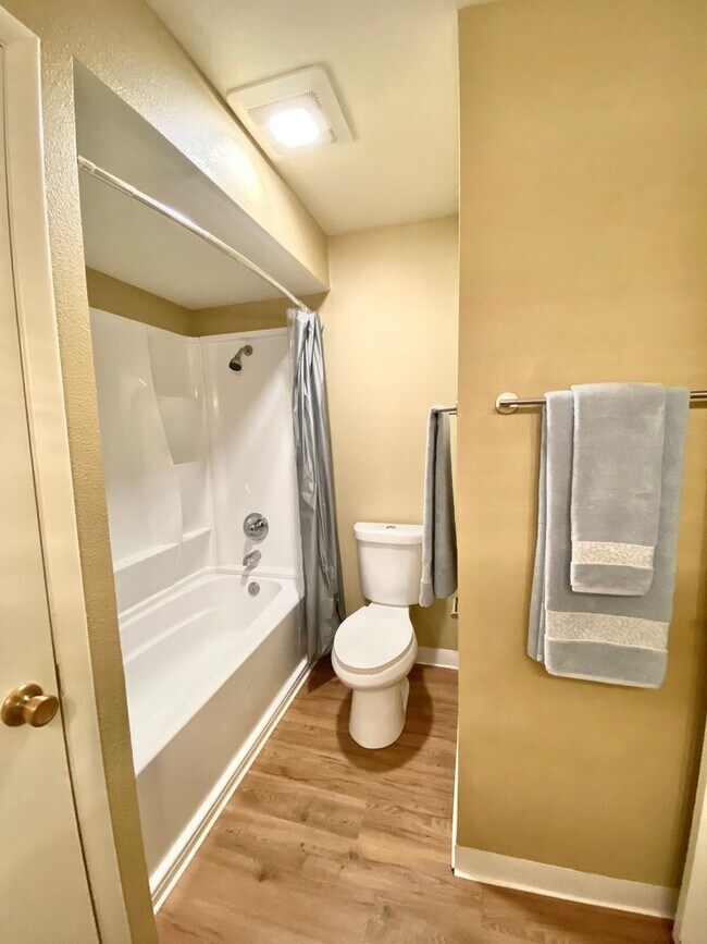 Building Photo - 464 Smithridge Park