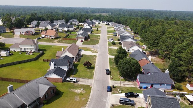 Building Photo - 4 Bedrooms in Sought After Neighborhood & ...