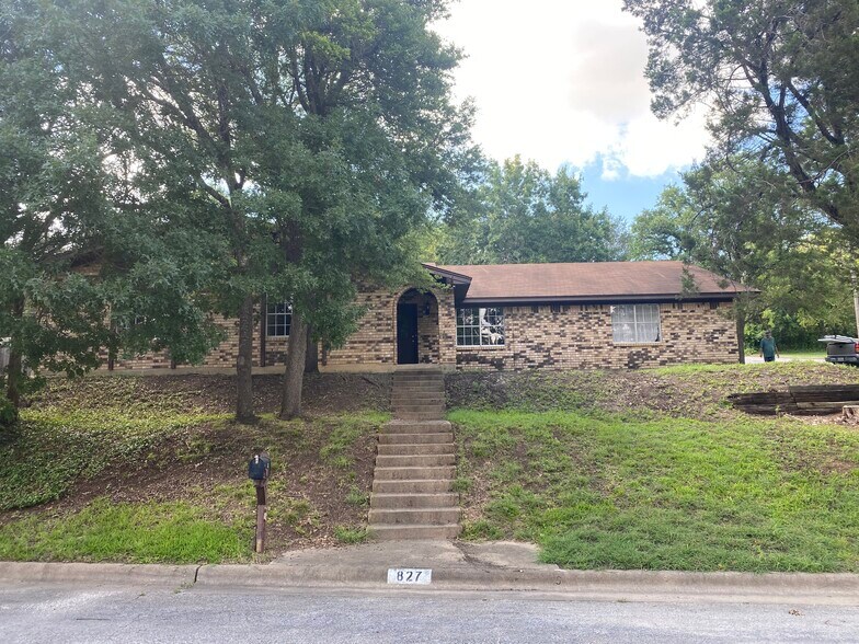Front - 827 Cliffside Dr