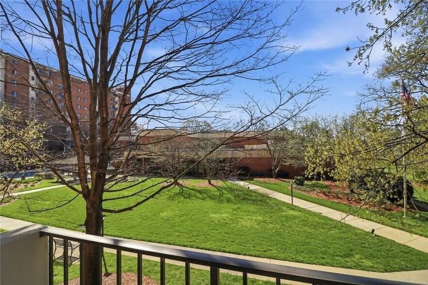 Building Photo - 300 Johnson Ferry Rd