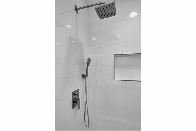 Building Photo - Stunning remodeled home in Silverlake!!