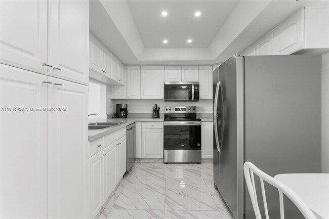 Building Photo - 520 Brickell Key Dr