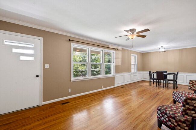 Building Photo - 3005 Pine Dr NE