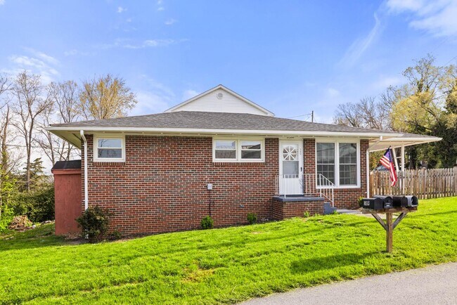 Building Photo - 389 Thompson St