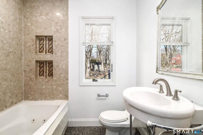 Building Photo - 8 Stonecrop Rd S