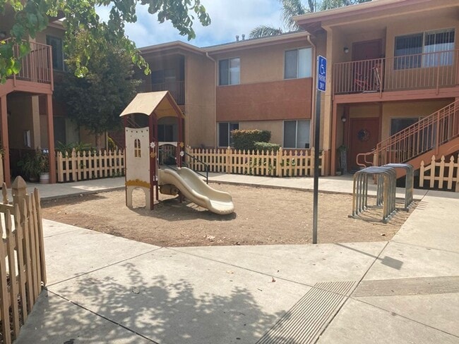 Building Photo - Downstairs One Bedroom Apartment