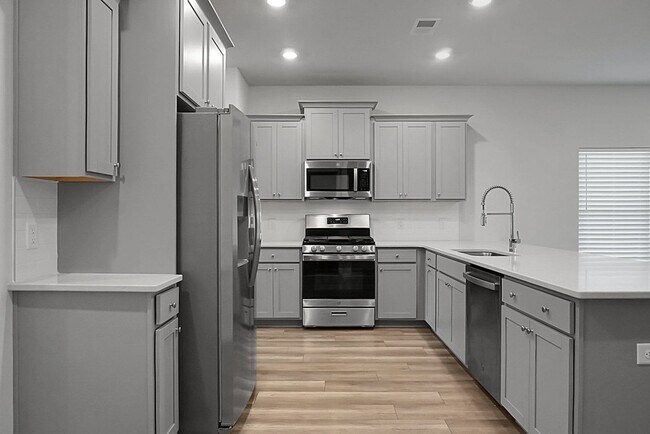 Building Photo - 5 Bedroom, 3.5 Bath, Beautiful Summerville Home, Master on Main