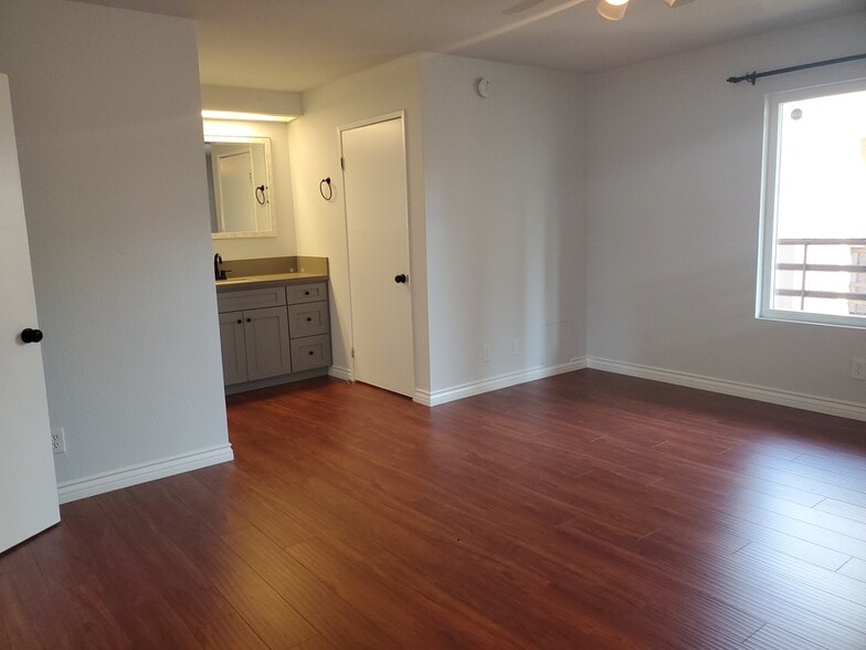 Building Photo - 10119 Pinewood Ave