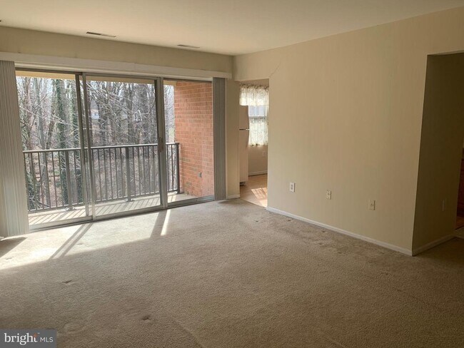 Building Photo - 884 College Pkwy