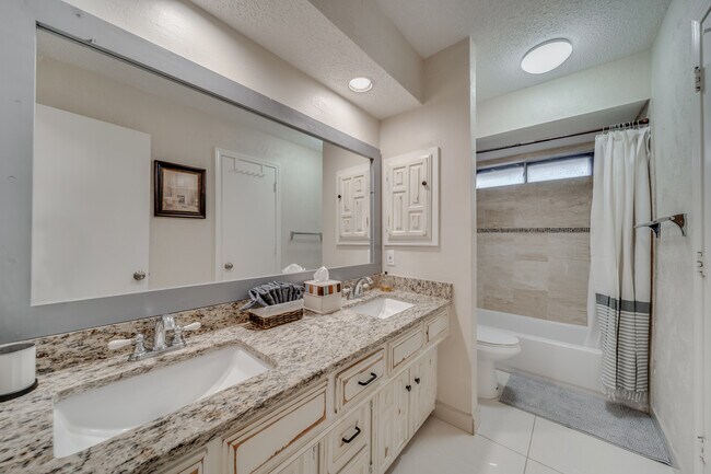 Building Photo - 1021 Mellville Dr