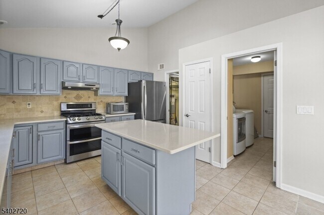 Building Photo - 6 Hoagland Ct