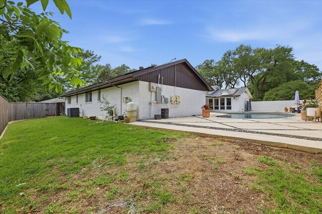 Building Photo - 14840 Knollview Dr