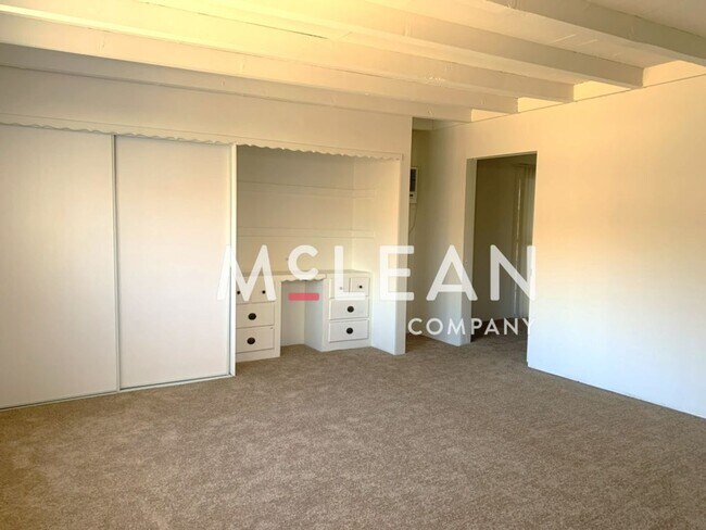 Building Photo - Three Bedroom Home in Beautiful Neighborhood