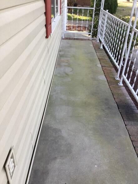 Front porch - 112 Kelly Ct