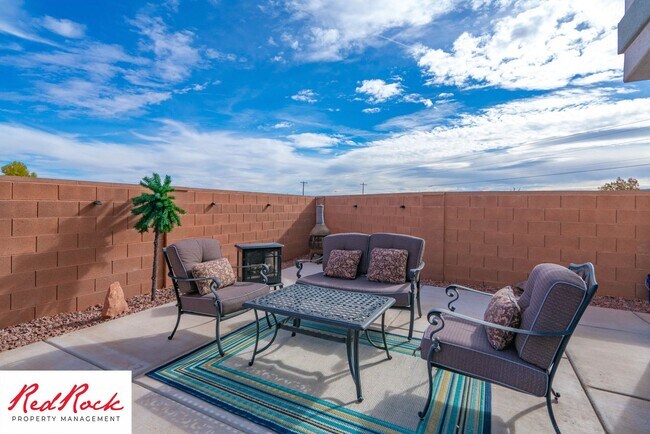 Building Photo - Beautiful townhome in desirable neighborho...